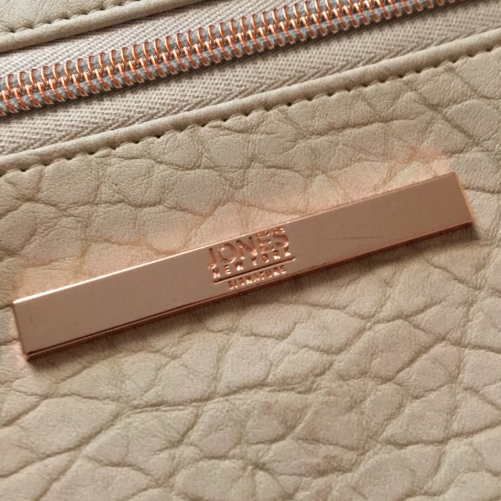 Snakeskin Creamy Wristlet w/ inside Charger!